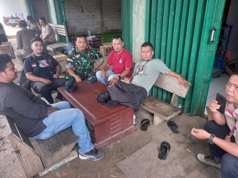 Babinsa Koramil 2213/Jampangkulon Laksanakan Komsos Bersama Warga Desa Cikarang 3