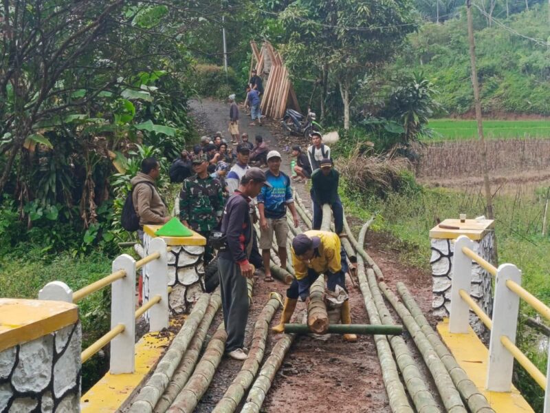 Babinsa Koramil 2209/Lengkong Bersama Warga Laksanakan Gotong Royong Perbaikan Sementara Jembatan Amblas 10