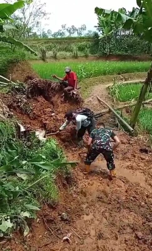 Babinsa Koramil 2201/Cisolok Bersama Warga Laksanakan Karya Bakti Buka Akses Jalan Tertutup Longsor 9