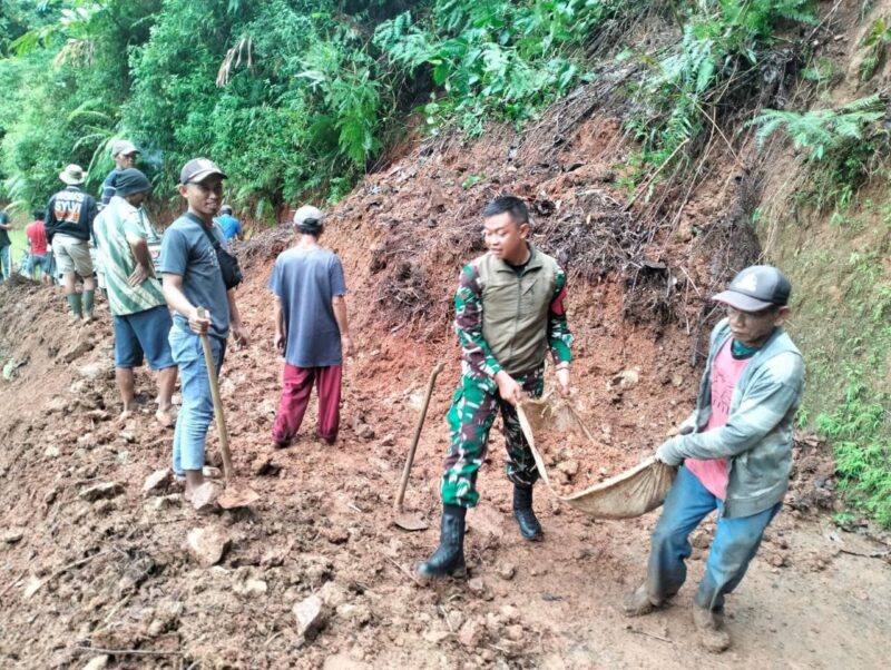 Babinsa Koramil 2207/Jampangtengah Laksanakan Karya Bakti Perbaikan Jalan Bersama Warga 8