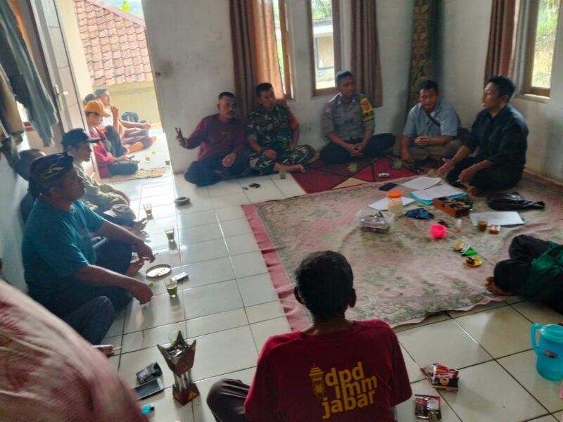 Babinsa Koramil 2208/Nyalindung Hadiri Musyawarah Rencana Pembangunan Jalan 1 Babinsa Koramil 2208/Nyalindung Hadiri Musyawarah Rencana Pembangunan Jalan