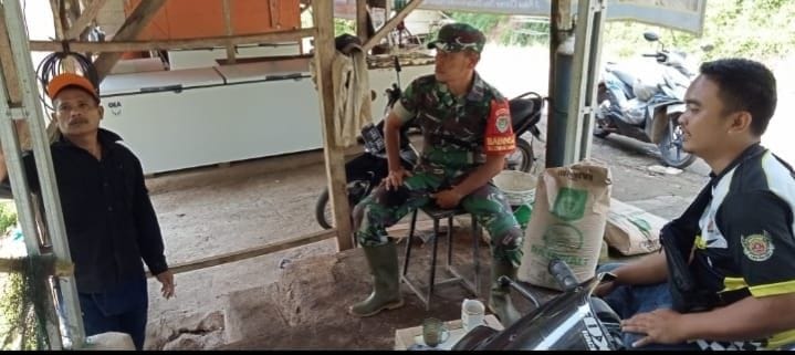 Babinsa Koramil 2210/Pabuaran Laksanakan Komsos Bersama Masyarakat Desa Lembur Sawah 2