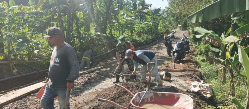 Babinsa Koramil 2208/Nyalindung Laksanakan Bakti Pembangunan Drainase Jalan 7