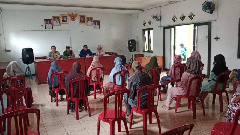 Babinsa Koramil 2207/Jampang Tengah Hadiri Rapat Mingguan Bersama Aparatur Desa Padabeunghar 1