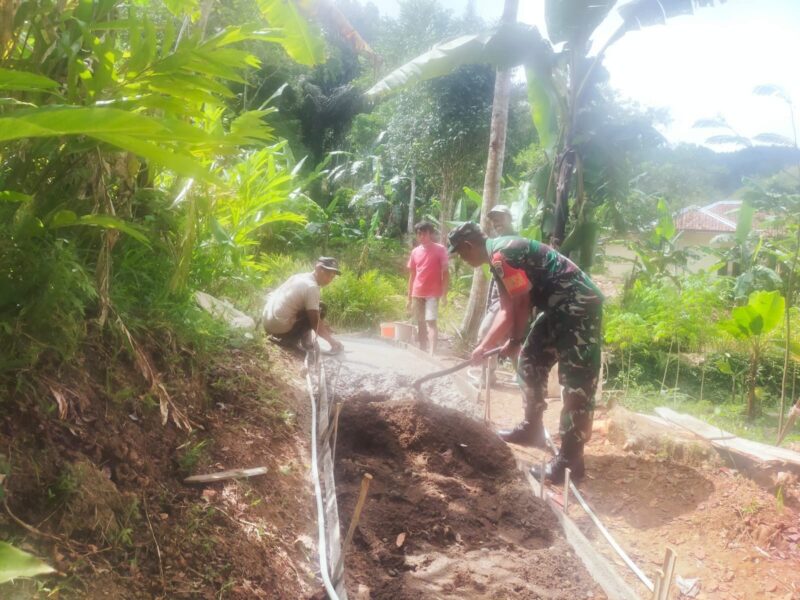 Babinsa Laksanakan Karyabakti Perbaikan Jalan di Desa Nagrak Jaya 6