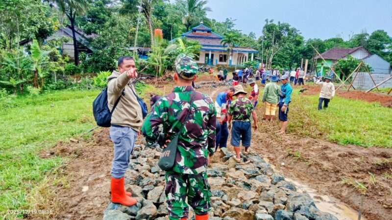 Babinsa Laksanakan Karya Bakti Perkerasan Jalan Desa 5