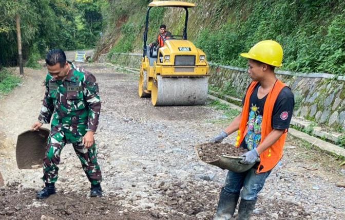 Babinsa gelar karbak Pembenahan Jalan Desa 4