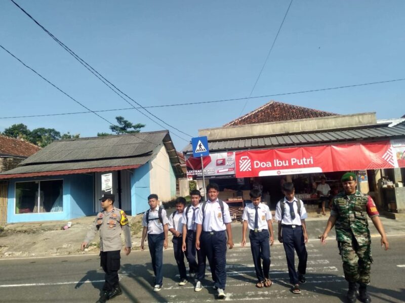 Babinsa Laksanakan Pendampingan Penyebrangan Anak Sekolah