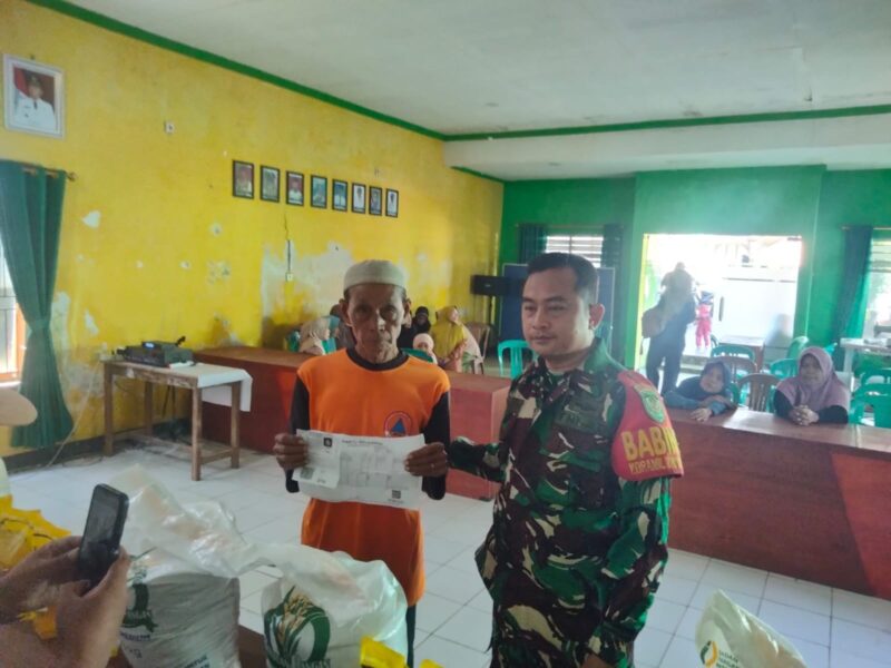 Babinsa Dampingi Pembagian Bantuan Beras Desa Cileungsing 1