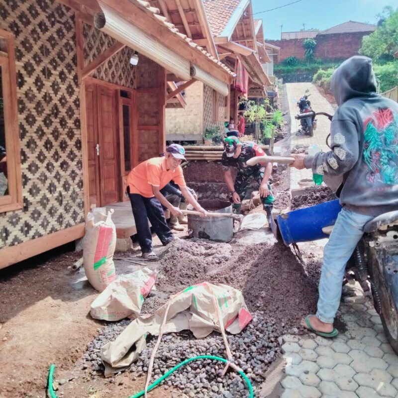 Babinsa Laksanakan Bakti Pembangunan Pemasangan Paving Blok 5