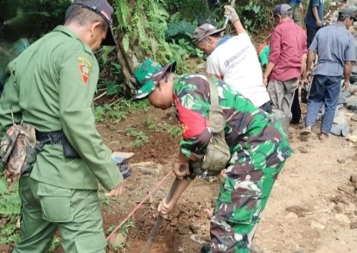 Babinsa Laksanakan Karya Bakti Perbaikan Jalan 1