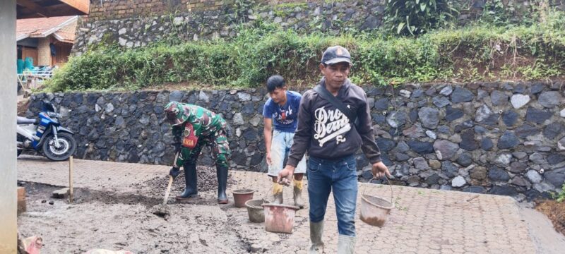 Babinsa Laksanakan Bakti Pembangunan Pemasangan Paving Blok 2