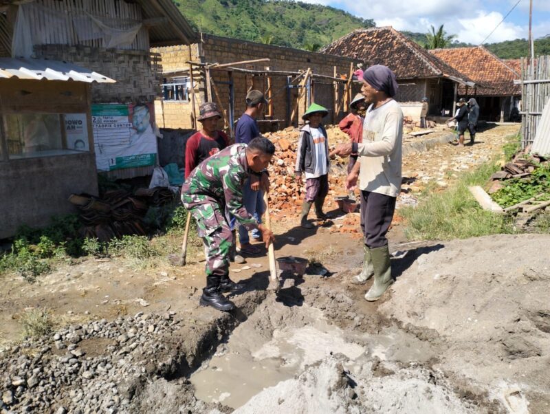 Babinsa Laksanakan Bakti Bantu Pembangunan Rumah Warga 1 Babinsa Laksanakan Bakti Bantu Pembangunan Rumah Warga