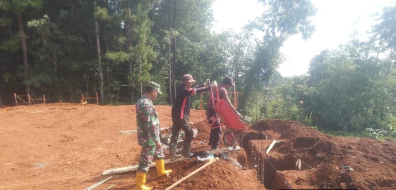Babinsa Monitoring Pemasangan Pondasi di Lahan KDKMP 11