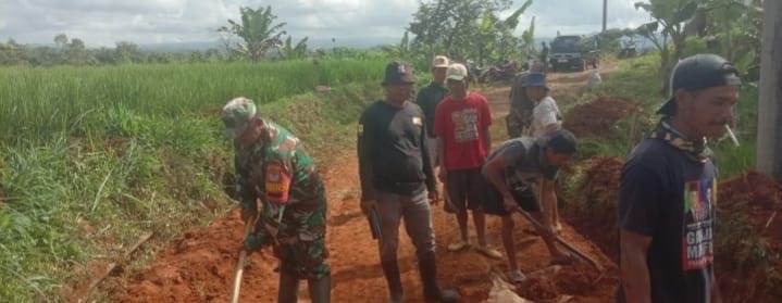 Babinsa Laksanakan Karya Bhakti Pembersihan Lingkungan 1