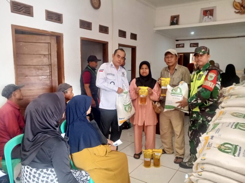 Pendampingan Penyaluran Bansos Beras Bulog dan Minyak Goreng oleh Babinsa