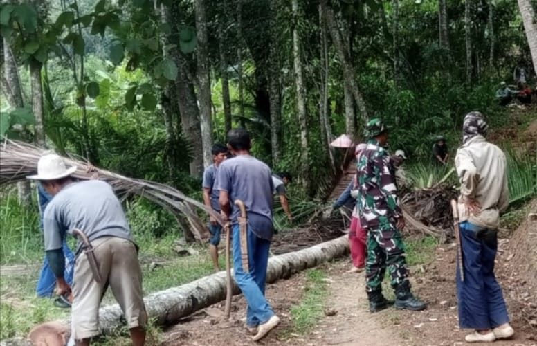 Kegiatan Karya Bhakti Babinsa Koramil 2212/Tegalbuleud di Desa Bangbayang