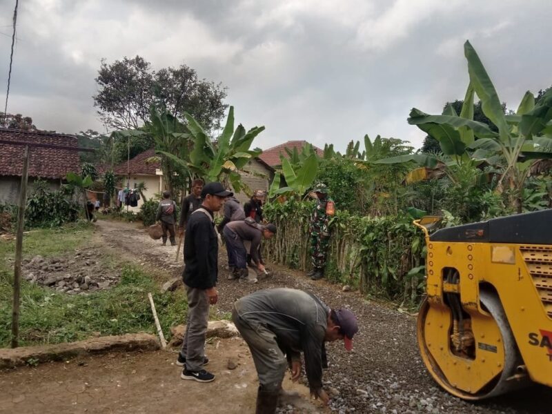 Babinsa Laksanakan Karya Bhakti Pengerasan Jalan Desa Sampora 5