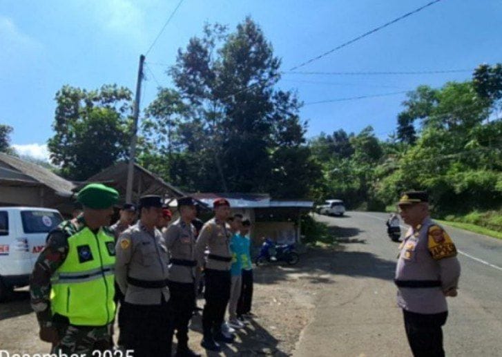 Babinsa Koramil 2204/Cikidang Laksanakan Pengamanan Nataru di Pos Pam Gatur Cikidang 1 Babinsa Koramil 2204/Cikidang Laksanakan Pengamanan Nataru di Pos Pam Gatur Cikidang