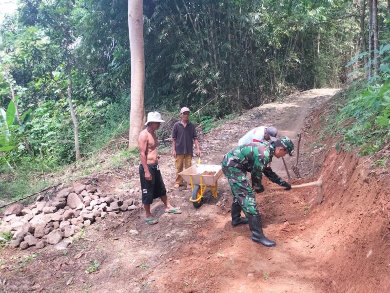 Babinsa Koramil 2211/Sagaranten Laksanakan Karya Bakti Perbaikan Jalan 4