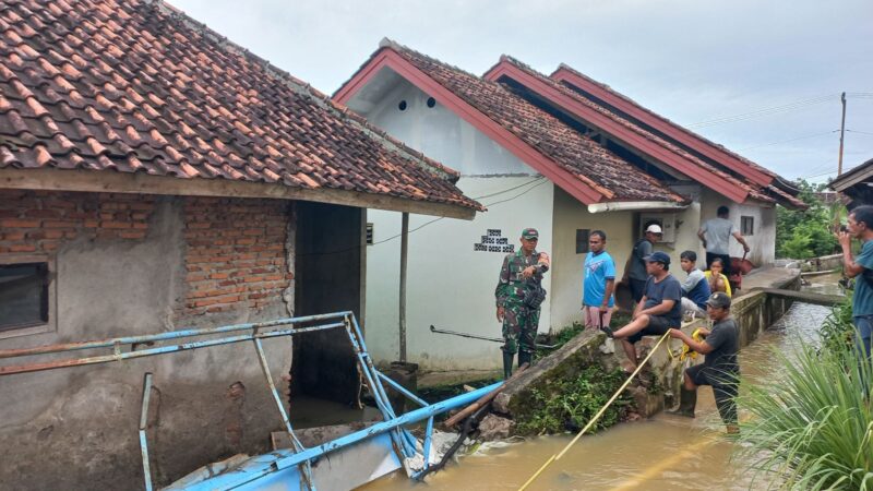 Babinsa Koramil 2201/Cisolok Monitoring Wilayah Terdampak Banjir 8