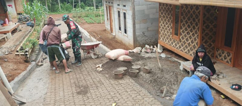 Babinsa Koramil 2208/Nyalindung Laksanakan Bakti Pemasangan Paving Blok 1 Babinsa Koramil 2208/Nyalindung Laksanakan Bakti Pemasangan Paving Blok