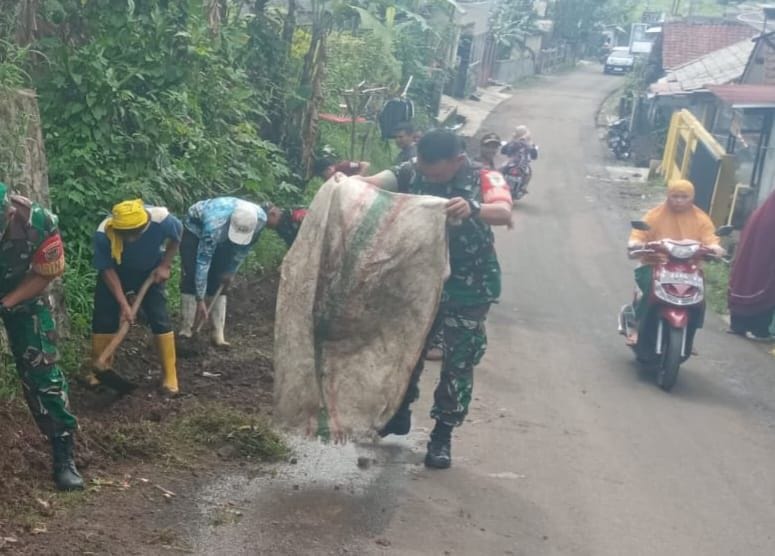 Babinsa Desa Makasari Laksanakan Bakti Pembersihan dan Pemeliharaan Jalan Kampung 3