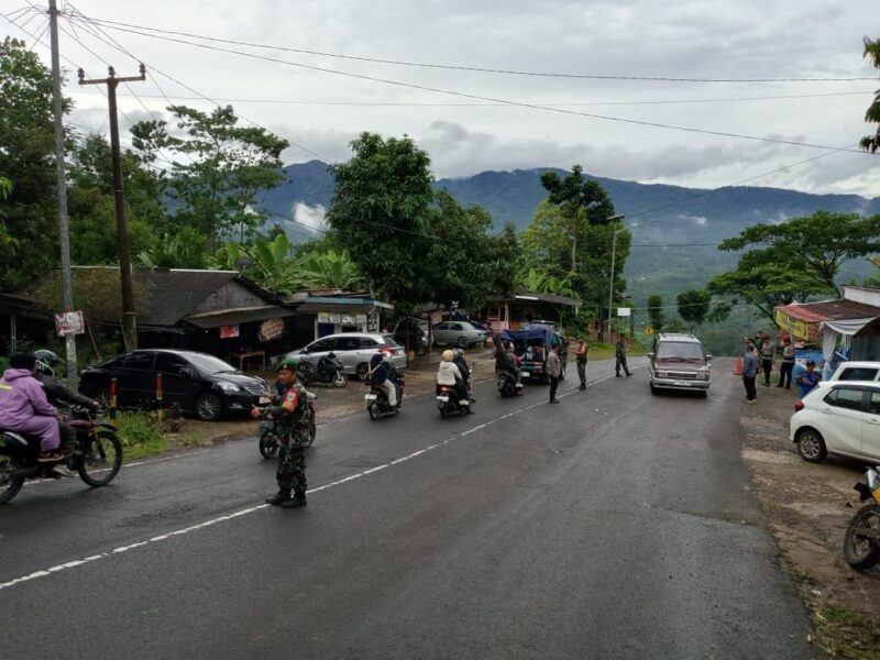 Laksanakan Pengamanan Nataru  Babinsa Koramil 2204/Cikidang 4
