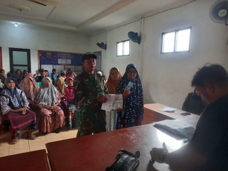 Babinsa Dampingi Penyaluran BLTS Kesra Desa Padabeunghar