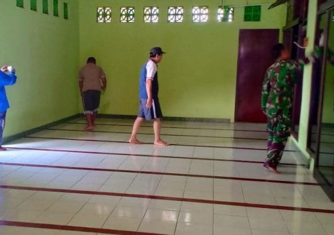 Babinsa Laksanakan Karya Bakti Pembersihan Masjid
