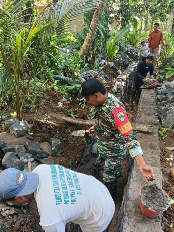 Babinsa Laksanakan Bhakti Pembangunan Saluran Irigasi Desa Ciracap 3