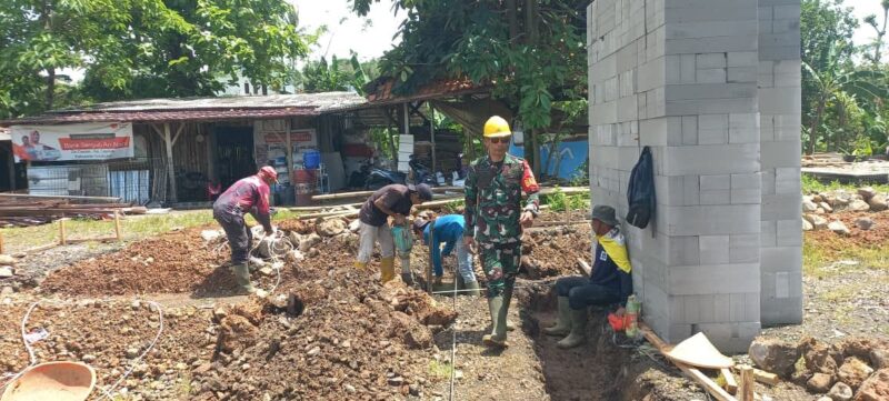 Babinsa Desa  Sukarame Laksanakan Karya Jumsih Bersama Warga 5