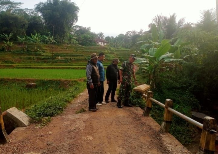 Babinsa tinjau Saluran Irigasi Bersama PPL di Desa Sukajaya