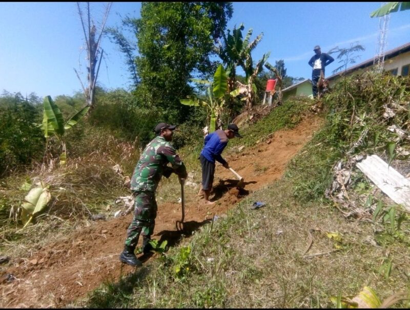 Babinsa Laksanakan Karya Bakti Pembersihan Jalan di Desa Mekar tanjung 1
