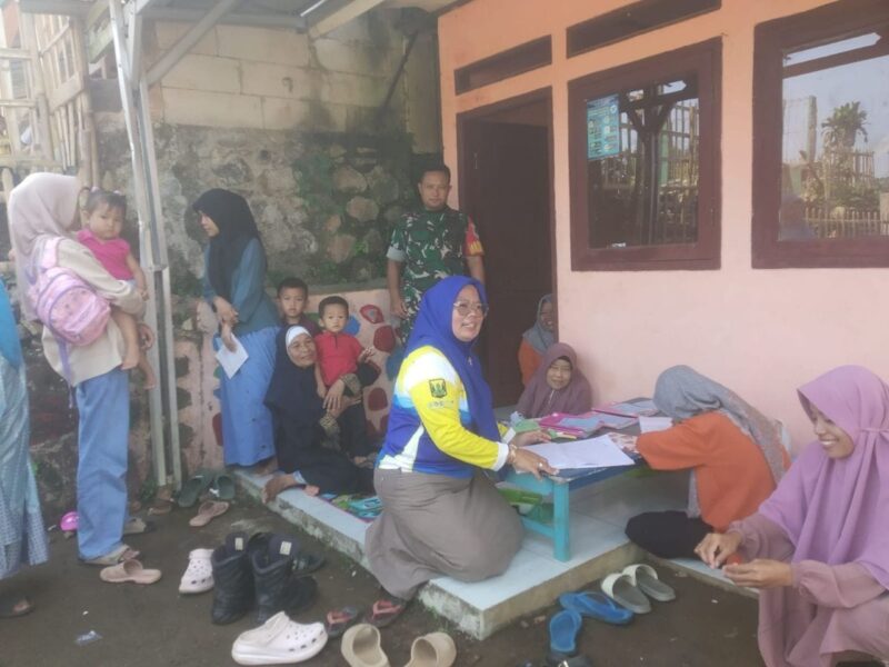 Babinsa Laksanakan Pendampingan Posyandu di Desa Cicareuh 1