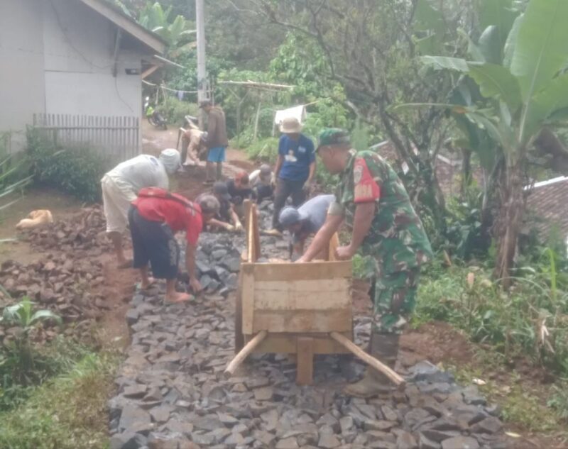 Babinsa Gelar Karbak Pengerasan Jalan Desa 2