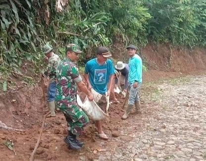 Babinsa Laksanakan Bakti Pembersihan Jaling Bersama Warga 11