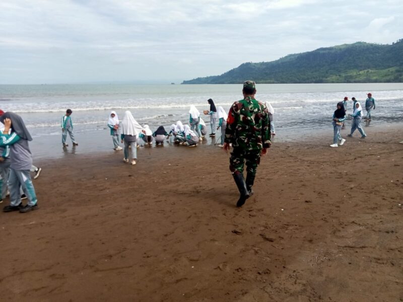 Babinsa Laksanakan Monitoring Wisata Pantai Citeureum Geopark Ciletuh 1 Babinsa Laksanakan Monitoring Wisata Pantai Citeureum Geopark Ciletuh