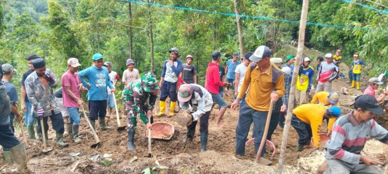 Babinsa gelar karbak Perbaikan Jalan Terdampak Longsor di Desa Cimaja 1