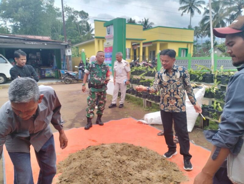 Babinsa Dampingi Pembuatan Pupuk Organik di Desa Karang jaya 4