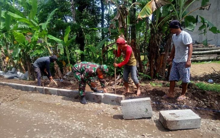 Babinsa Bersama Warga Laksanakan Karya Bakti Pembenahan Jalan dan Drainase 7