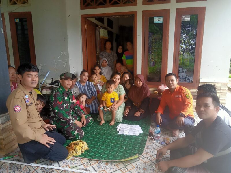 Babinsa Dampingi Musyawarah Warga Terdampak Bencana di Desa Sukamukti 1