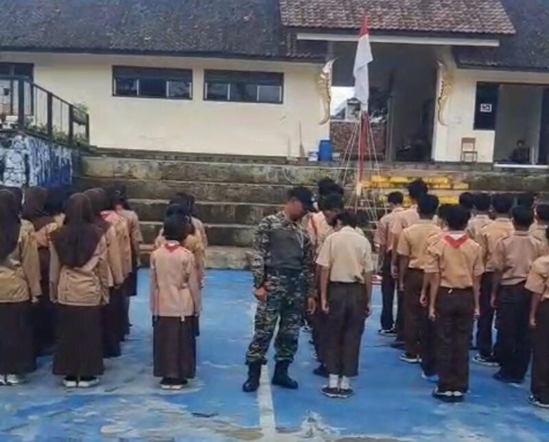 Babinsa Berikan Pelatihan PBB di SMPN 1 1