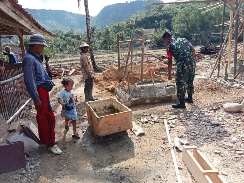 Babinsa bantu Warga Bangun Rumah di Desa Cibenda