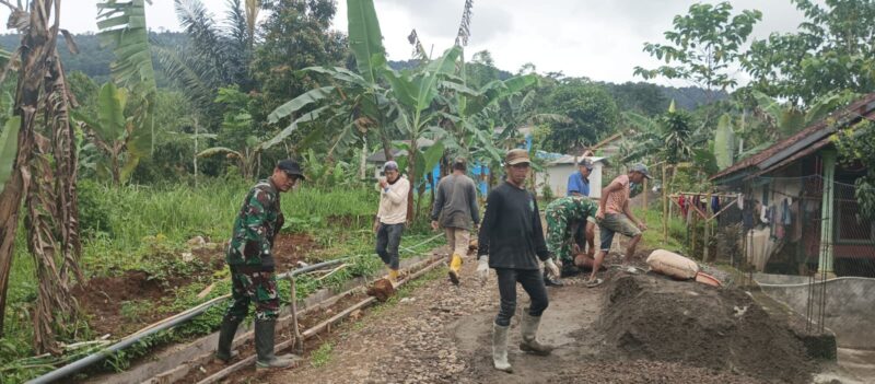 Babinsa Laksanakan Bakti Pembangunan Drainase Jalan 3