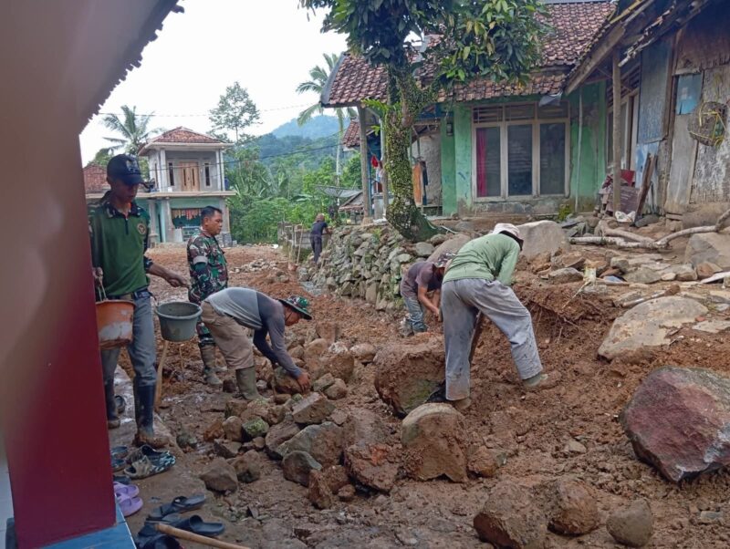 Babinsa&nbsp; Laksanakan Karya Bakti Pembenahan Jalan 3