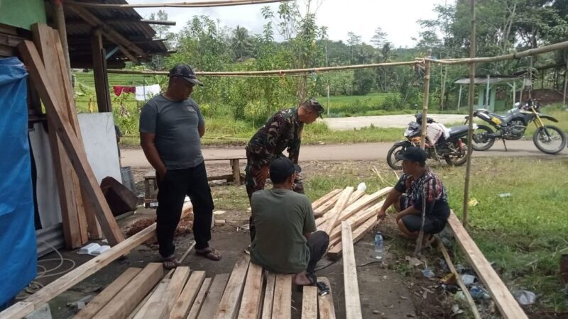 Babinsa Koramil 2207/Jampang tengah Bersama Warga Laksanakan Karya bakti Pembuatan Pos Ronda 1 Babinsa Koramil 2207/Jampang tengah Bersama Warga Laksanakan Karya bakti Pembuatan Pos Ronda