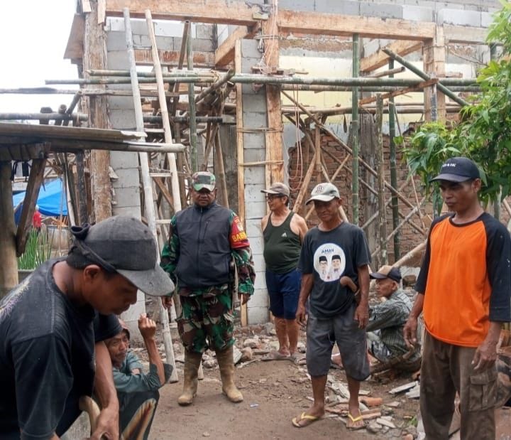 Babinsa Koramil 2210/Pabuaran Monitoring Pembangunan KDKMP di Desa Sirnasari 1 Babinsa Koramil 2210/Pabuaran Monitoring Pembangunan KDKMP di Desa Sirnasari