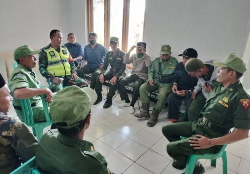 Babinsa Koramil 2209/Lengkong Laksanakan Pembinaan Linmas di Desa Lengkong