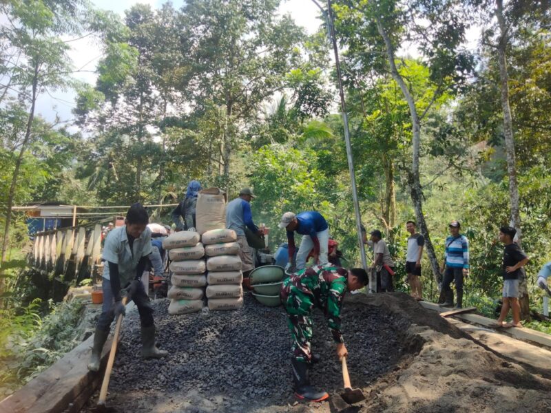 Babinsa Koramil 2201/Cisolok Laksanakan Karya Bakti Pengecoran Jalan dan Jembatan 2